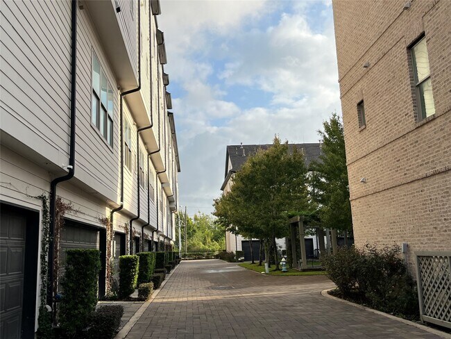 Building Photo - 616 Delano St