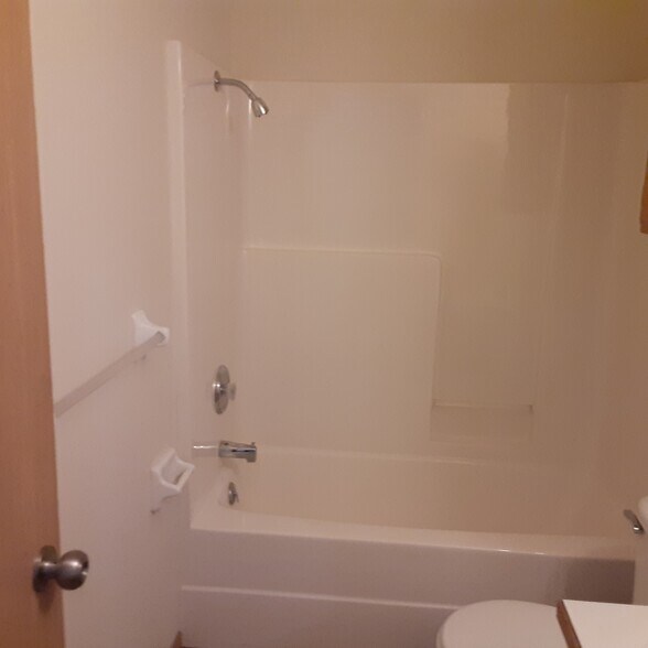 Building Photo - 409 Cedar Ln