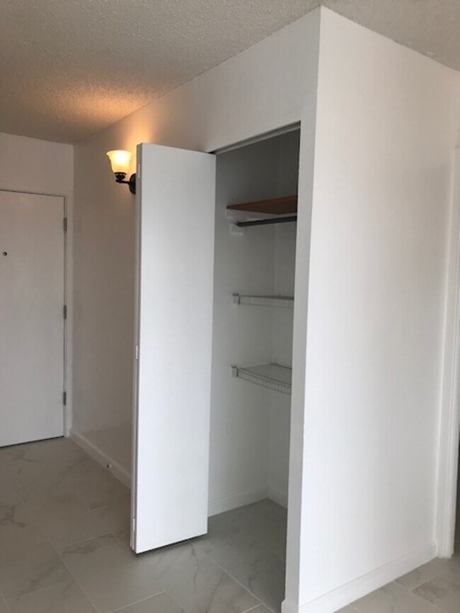 Building Photo - 2-bedrrom, 1-bath Lakeview Gardens