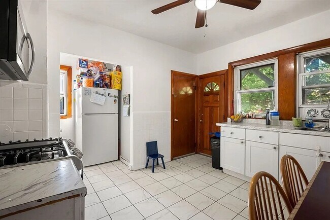 Building Photo - 802 Winthrop Ave