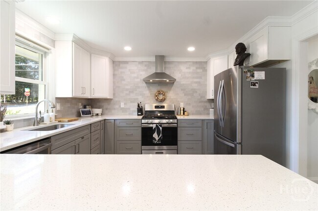 Building Photo - 1092 West Lake Dr