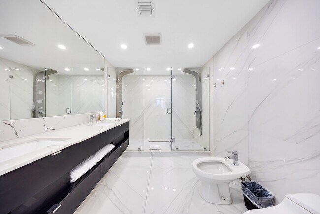 Building Photo - 1717 N Bayshore Dr