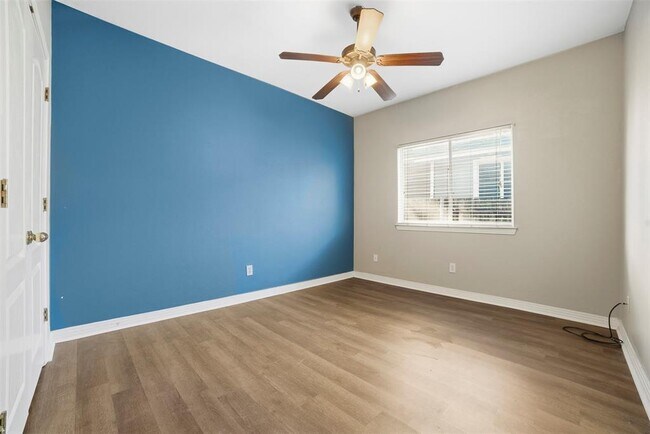 Building Photo - 409 E Austin Ave