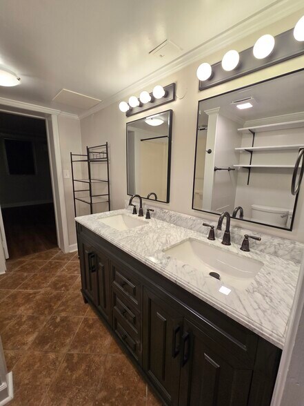 Master bathroom - 1732 Ridgeway Ave NW