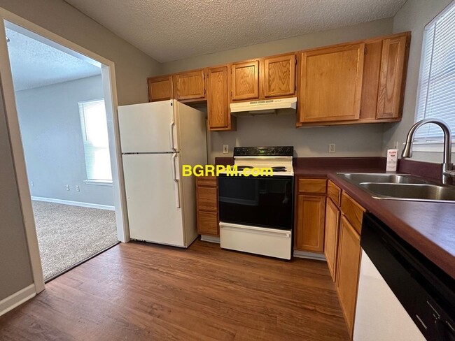 Building Photo - 2 BD, 1 1/2  BA, townhome in Sherwood