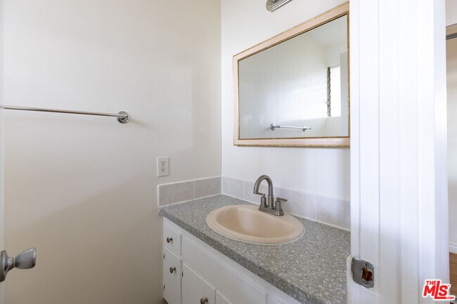 Building Photo - 11131 Rose Ave