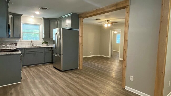 Building Photo - 403 Parkwood Dr