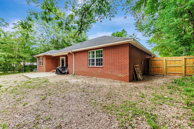 Building Photo - 121 Hillwood Dr
