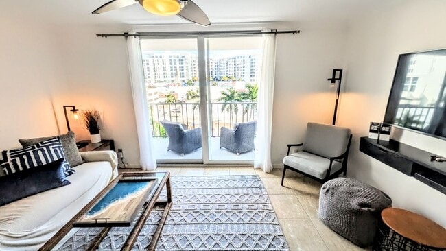 Building Photo - High end condo on waterfront downtown Sarasota!