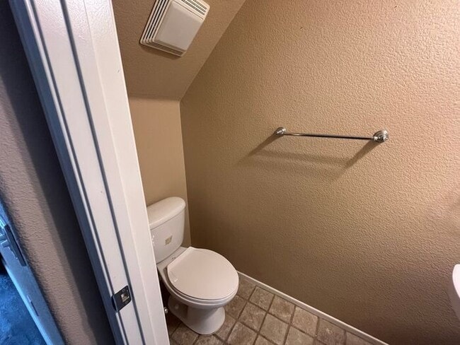 Building Photo - Move In Ready! 2 bedrooms 2.5 bath Townhom...