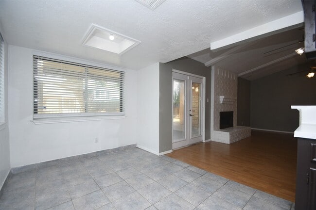 Building Photo - 510 Chambly Dr