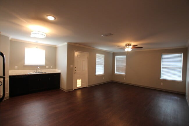 Building Photo - Tour Today! Must see 3 Bedroom 2 Bath Dupl...