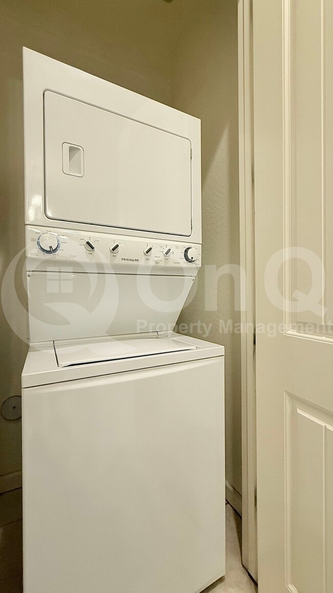 Building Photo - 1367 S Country Club Dr