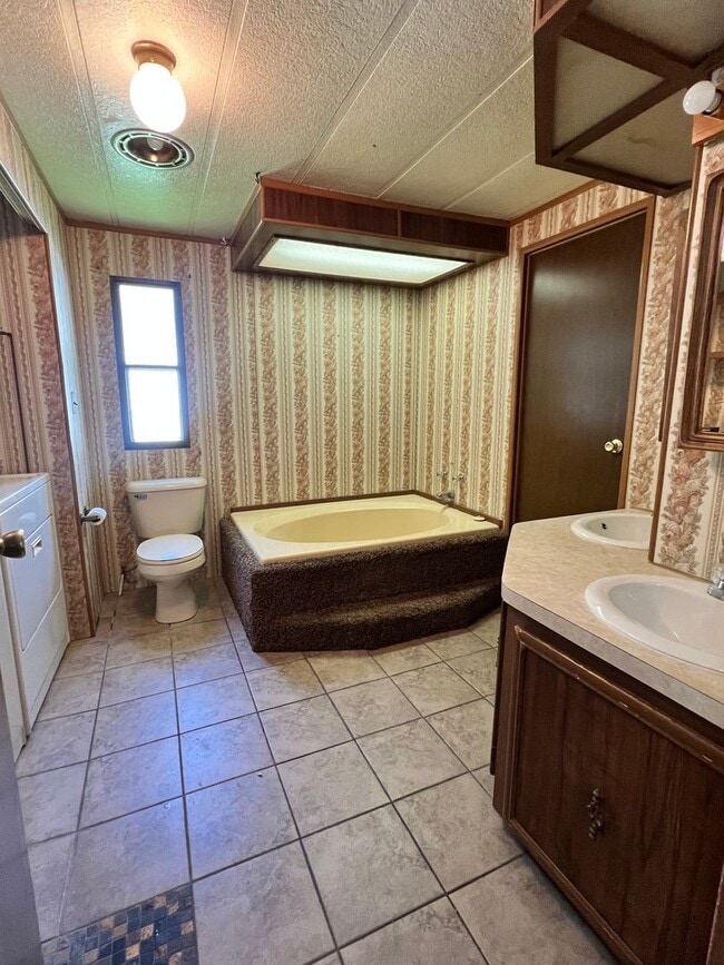 Building Photo - 2 Bedroom 1 Bath