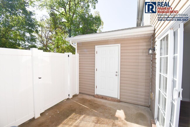Building Photo - Great 2BR/2.5BA Murfreesboro townhome less than 2 miles from MTSU!