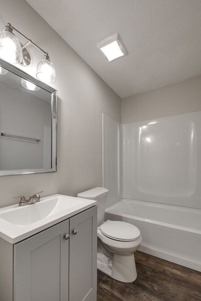 Building Photo - 718 Salem Rd