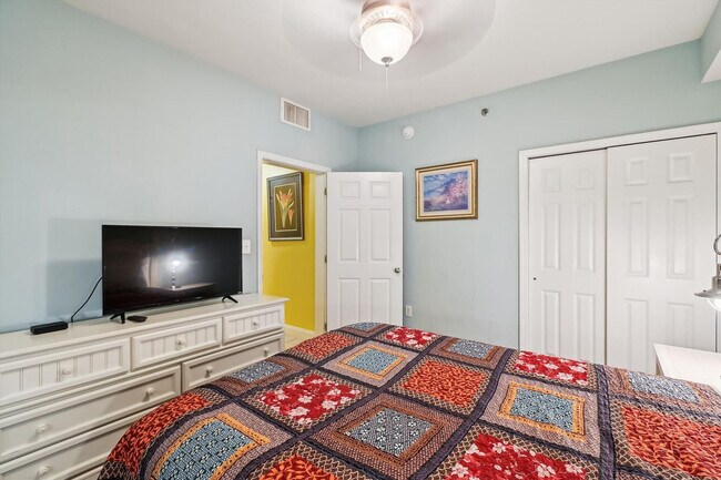 Building Photo - 9800 S Thomas Dr