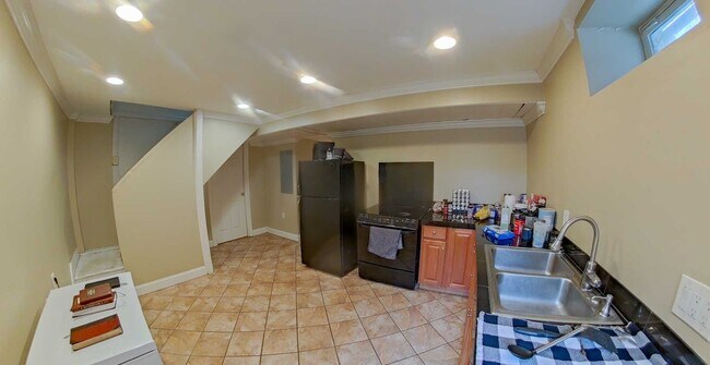 Building Photo - Large House with 2 Kitchens & 2 Living Rooms + Off-Street Parking! Available August 1st!