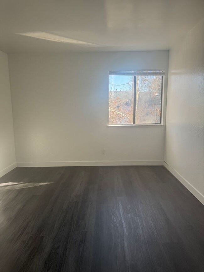 Building Photo - Fully Remodeled 1-Bedroom Condo in the Hea...