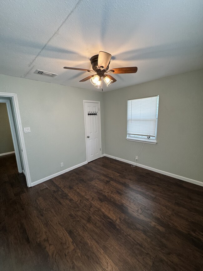 Building Photo - 115 Plainview Dr