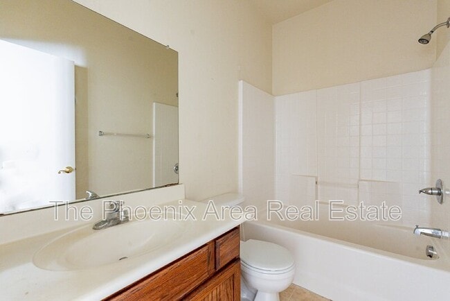 Building Photo - 2600 E Springfield Pl