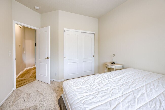 Building Photo - Short Term Furnished 3 Bedroom Townhome!!