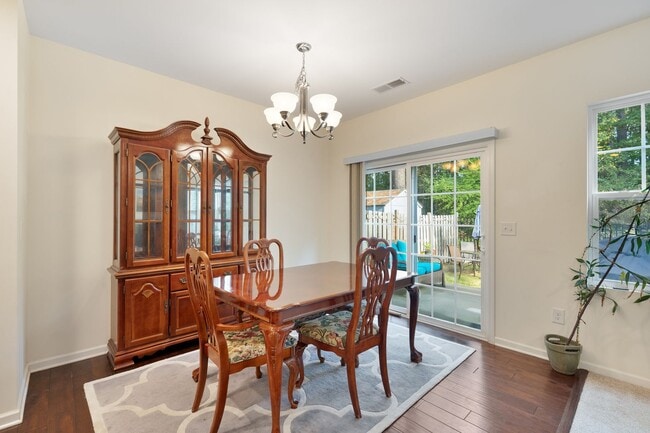Building Photo - Incredible 3be/2.5ba House In Quiet Neighb...