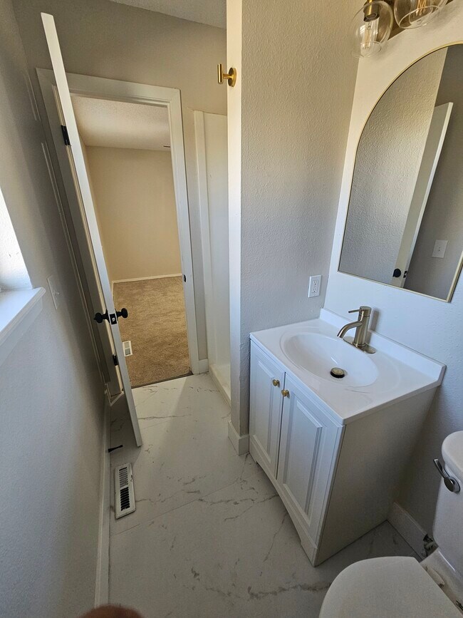 Building Photo - 2640 N Gentry Ave