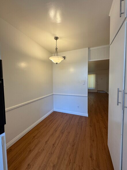 Dining Nook - 743 Southview Rd
