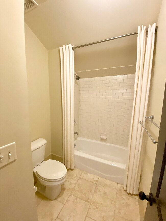 Building Photo - 975 N Ormewood Park Dr SE