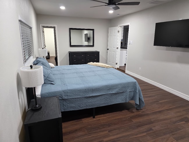 Building Photo - 704 S Kansas Ave