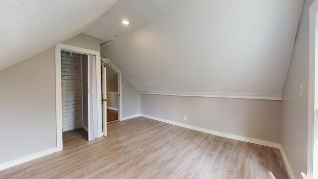 Building Photo - 15827 Trafalgar Ave