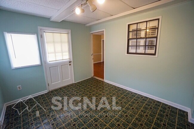 Building Photo - 352 Jamestown Manor Dr
