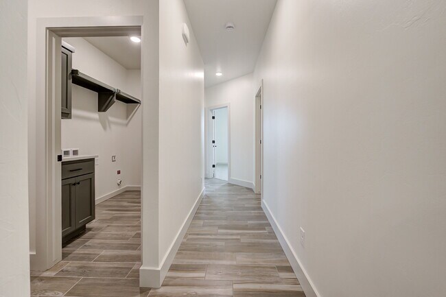 Building Photo - 2116 Josslyn Pl