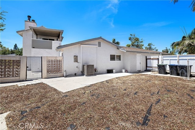 Building Photo - 822 E Borchard Ave