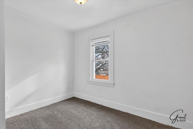 Building Photo - $1300 3 bedrooms