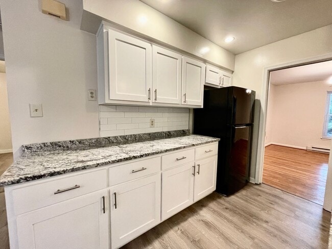 Building Photo - Waterfront Ranch Home - Excellent School Z...