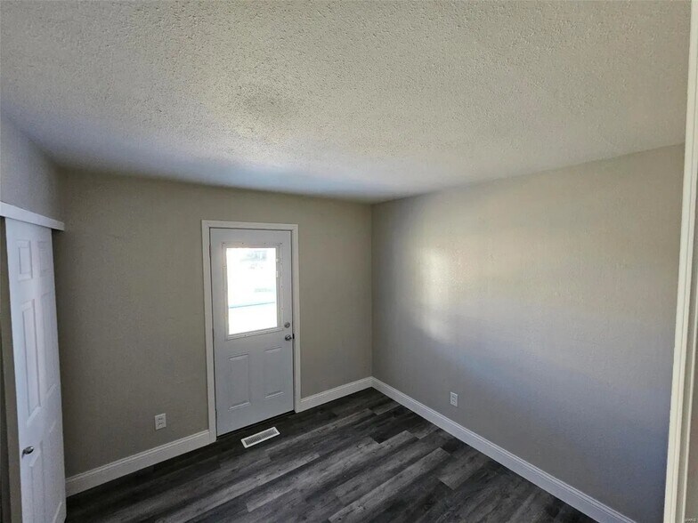 Building Photo - 28 Jamestown Dr