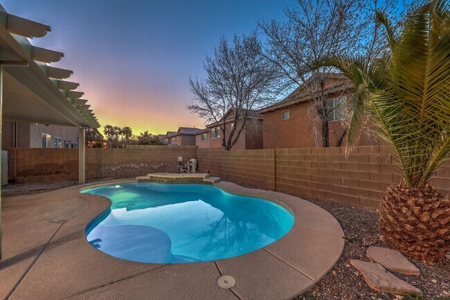 Building Photo - Gorgeous 6Bed/5Bath/4Car, 2-Story Home located in the Mountains Edge