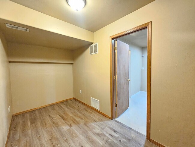 Building Photo - 407 E 8th Ave