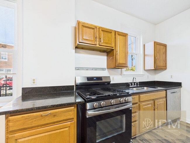 Building Photo - 1/2 OFF First Months Rent! Spacious 3 Bedr...