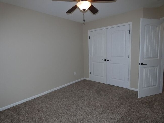 Building Photo - Beautiful Town Home!