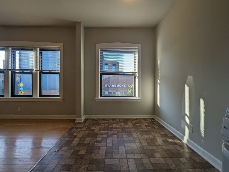 Building Photo - 2234 W Wilson Ave