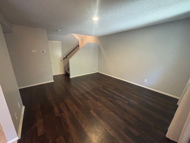 Building Photo - 3 Bedroom Townhome for Rent in Sylmar.