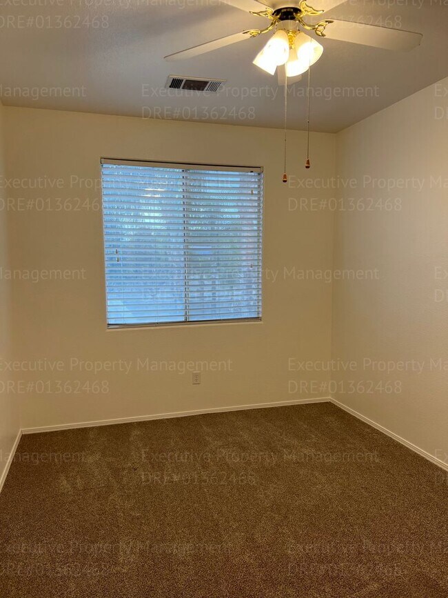 Building Photo - Stunning 4-bedroom, 3 bathroom home located in the westside of Bakersfield this  spacious house o...