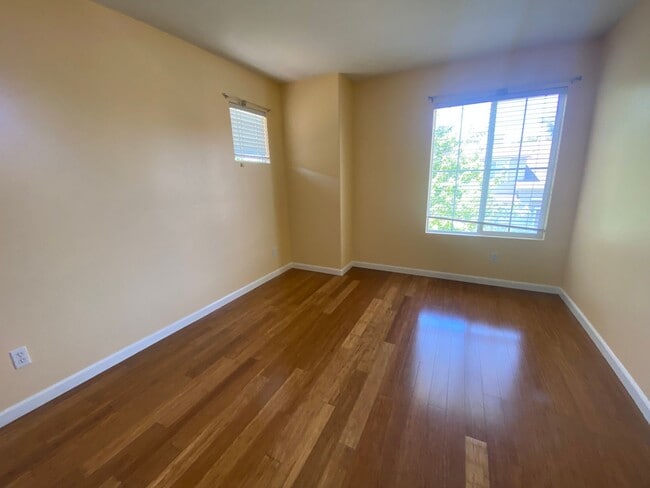 Building Photo - Open Single-Family 3Bed/2.5BA Home Mere Mi...