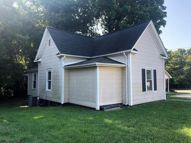 Building Photo - UNCG area with 3 bedrooms and 1 bath, Cent...