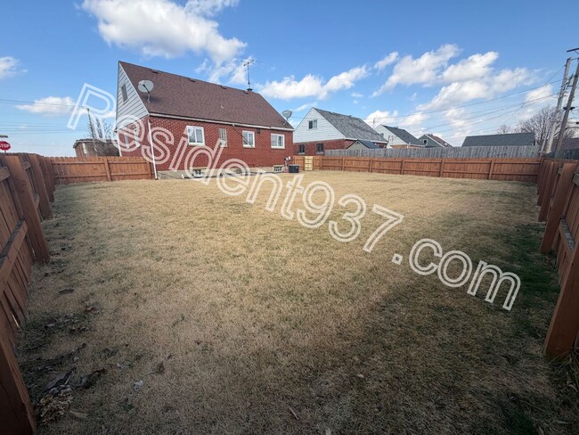 Building Photo - 3 Bed 1 Bath home in the desired Kettering area!