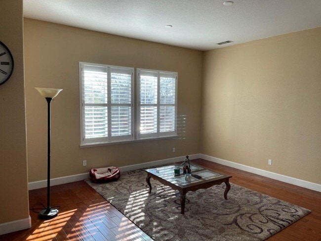 Building Photo - NEWER MODERN HOME BEHIND KAISER VACAVILLE *STAR RENTALS