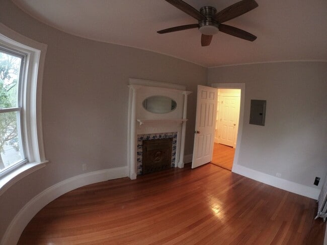 Building Photo - Nicely renovated, pet friendly 1 bed unit ...